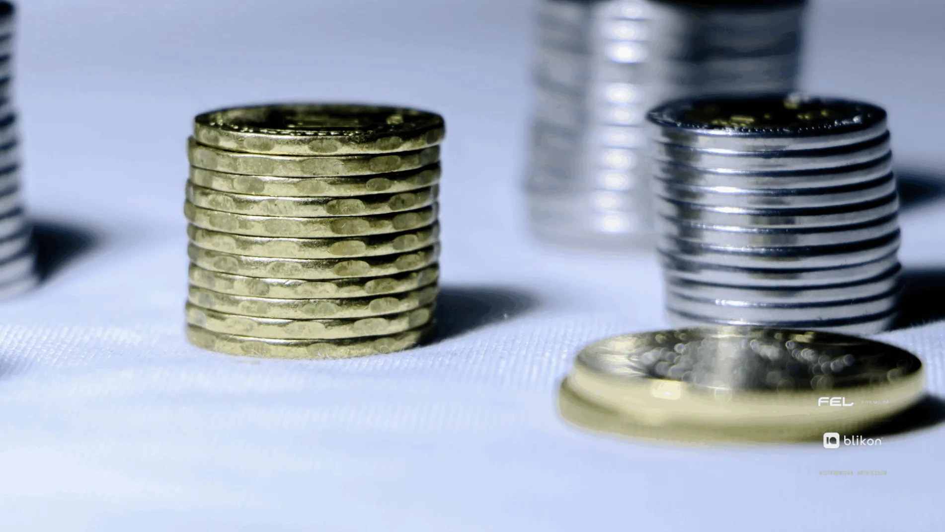 Qué son las contribuciones y cómo se clasifican según la ley fiscal mexicana.