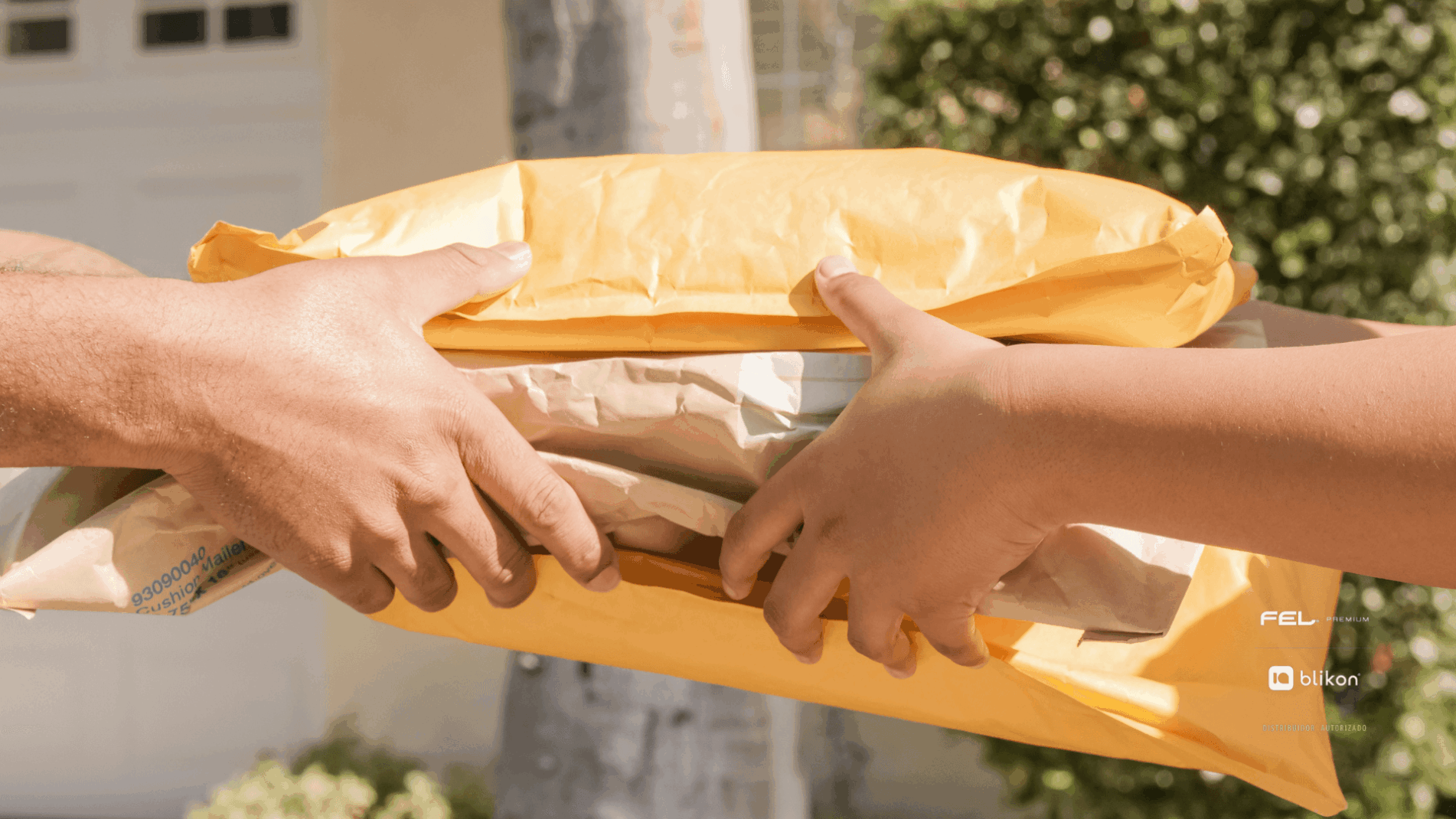 Mensajería y paquetería: ¿Debo retener IVA como empresa?